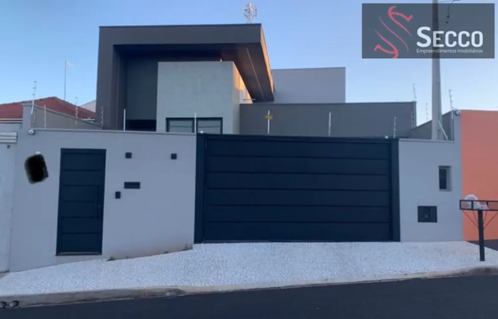 Foto 2 de Casa com 3 quartos à venda, 1050m2 em Botucatu - SP