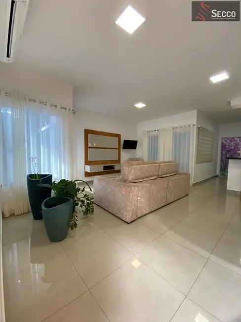 Foto 2 de Casa com 3 quartos à venda, 1050m2 em Jardim Cambuí, Botucatu - SP