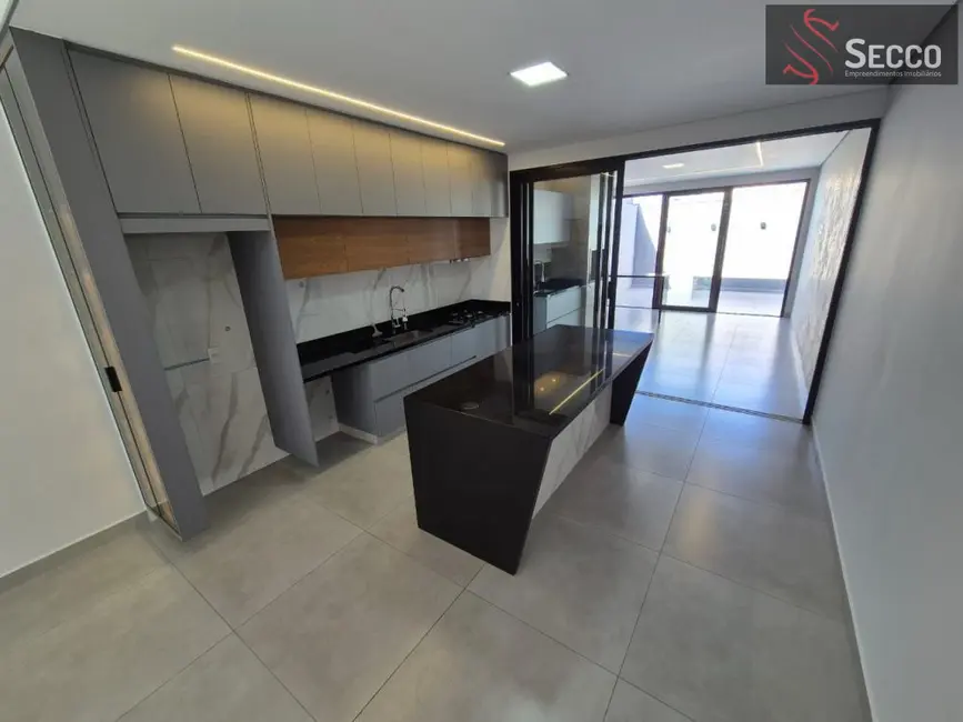 Casa com 3 quartos à venda, 1050m2 em Botucatu - SP - imagem 1 Foto 1 de Casa com 3 quartos à venda, 1050m2 em Botucatu - SP