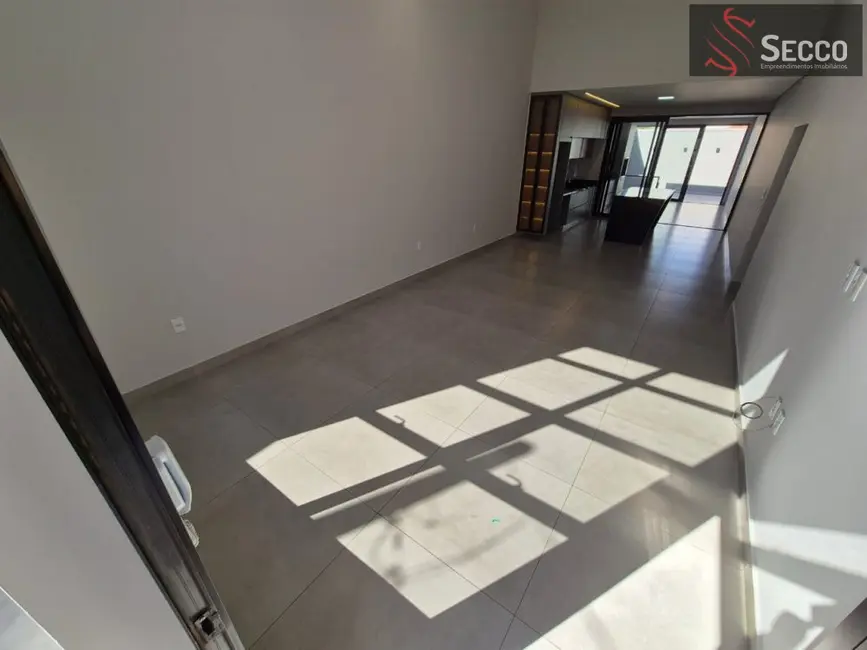 Casa com 3 quartos à venda, 1050m2 em Botucatu - SP - imagem 4 Foto 4 de Casa com 3 quartos à venda, 1050m2 em Botucatu - SP