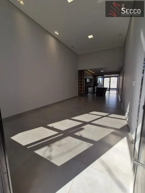 Casa com 3 quartos à venda, 1050m2 em Botucatu - SP - imagem 2 Foto 2 de Casa com 3 quartos à venda, 1050m2 em Botucatu - SP