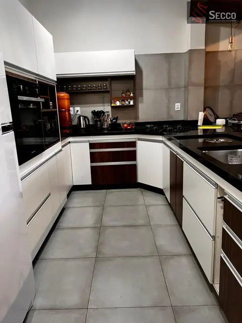 Foto 3 de Casa com 3 quartos à venda, 1050m2 em Vila Guimarães, Botucatu - SP