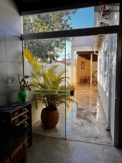 Foto 7 de Casa com 3 quartos à venda, 1050m2 em Vila Guimarães, Botucatu - SP