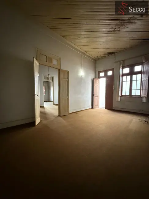 Casa com 3 quartos à venda, 1050m2 em Botucatu - SP - imagem 1 Foto 1 de Casa com 3 quartos à venda, 1050m2 em Botucatu - SP