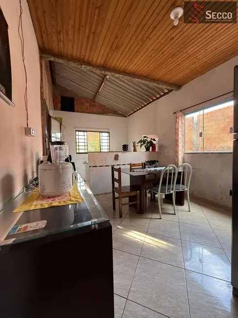 Foto 3 de Casa com 2 quartos à venda, 1050m2 em Botucatu - SP
