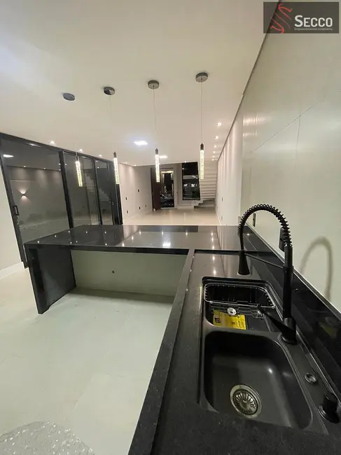 Foto 2 de Sobrado com 3 quartos à venda, 1050m2 em Botucatu - SP