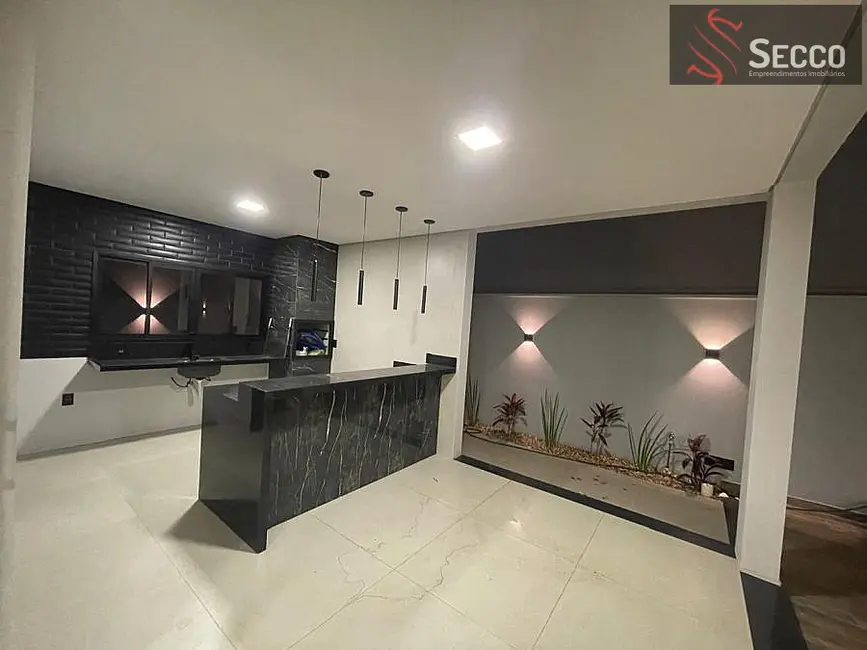 Foto 1 de Sobrado com 3 quartos à venda, 1050m2 em Botucatu - SP