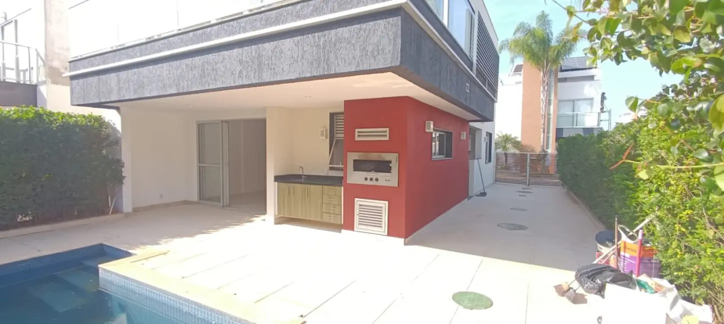 Casa de Condomínio com 4 quartos à venda, 306m2 em Rio De Janeiro - RJ - imagem 3 Foto 3 de Casa de Condomínio com 4 quartos à venda, 306m2 em Rio De Janeiro - RJ