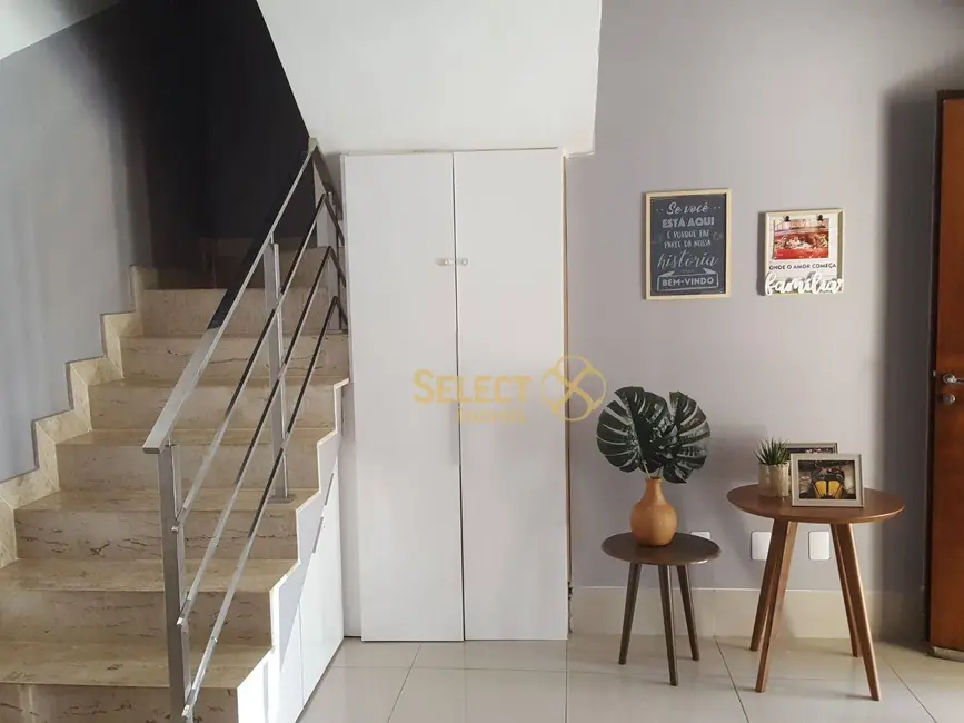 Sobrado com 3 quartos à venda, 160m2 em Aparecida De Goiania - GO - imagem 9 Foto 9 de Sobrado com 3 quartos à venda, 160m2 em Aparecida De Goiania - GO