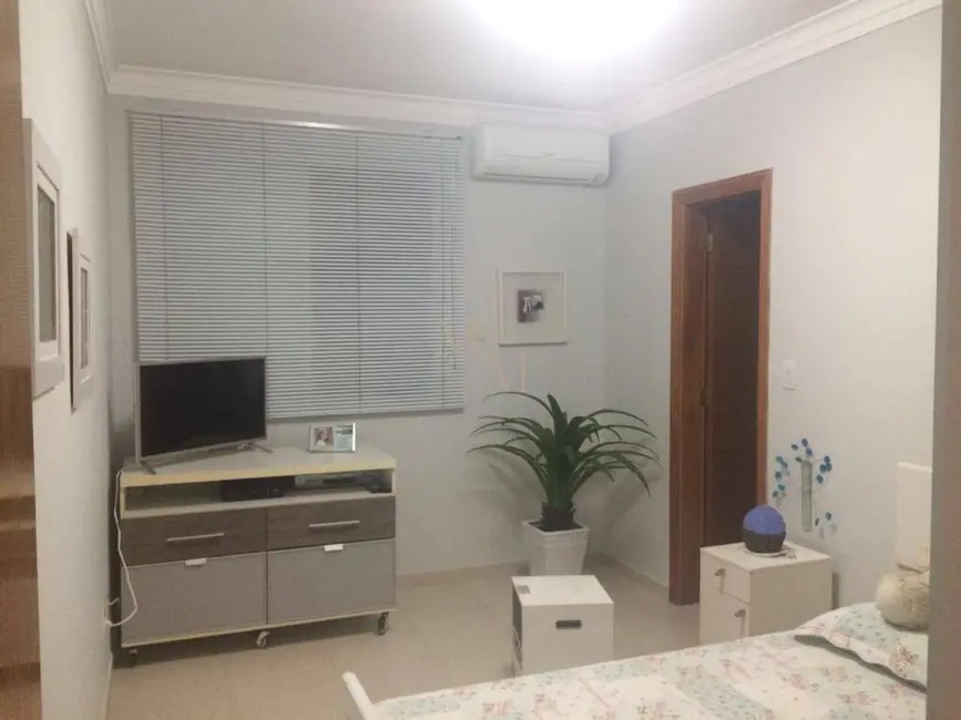 Casa com 4 quartos à venda e para alugar, 190m2 em Embaré, Santos - SP - imagem 7 Foto 7 de Casa com 4 quartos à venda e para alugar, 190m2 em Embaré, Santos - SP