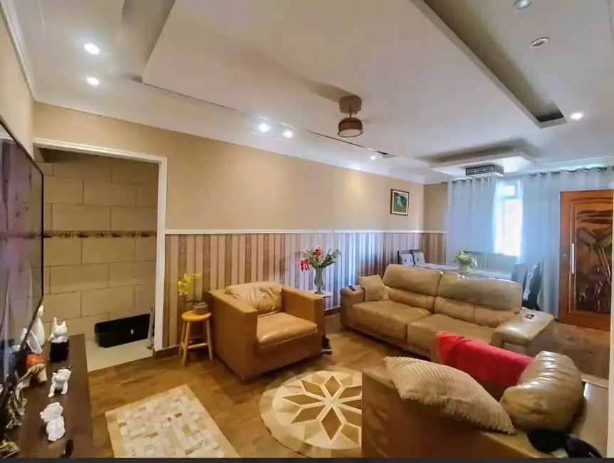 Casa com 3 quartos à venda, 114m2 em Encruzilhada, Santos - SP - imagem 1 Foto 1 de Casa com 3 quartos à venda, 114m2 em Encruzilhada, Santos - SP