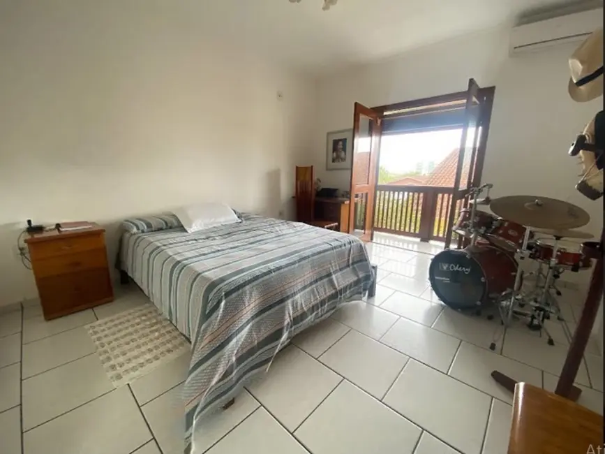 Casa com 3 quartos à venda, 240m2 em Peruibe - SP - imagem 4 Foto 4 de Casa com 3 quartos à venda, 240m2 em Peruibe - SP
