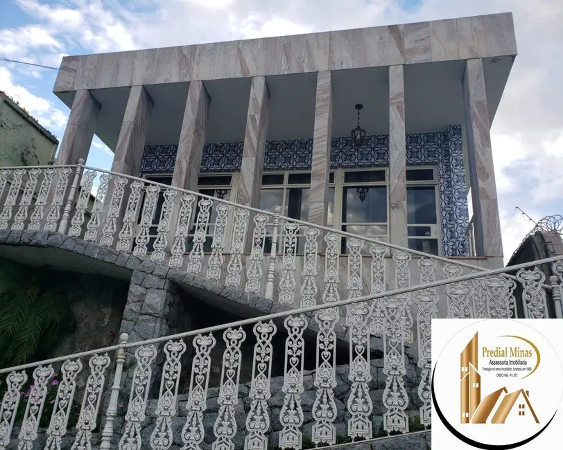 Casa com 3 quartos à venda, 400m2 em Sagrada Família, Belo Horizonte - MG - imagem 2 Foto 2 de Casa com 3 quartos à venda, 400m2 em Sagrada Família, Belo Horizonte - MG