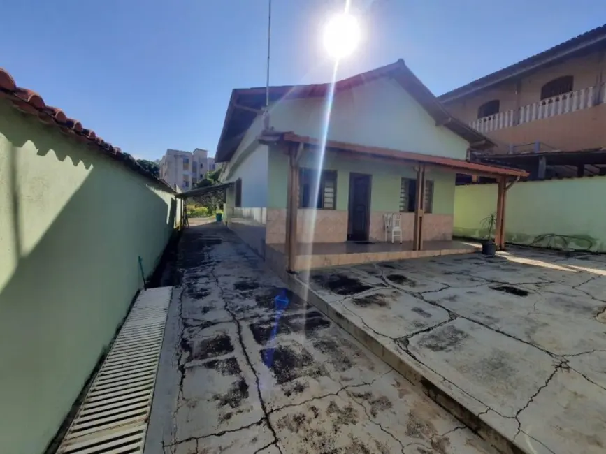 Casa com 2 quartos à venda, 648m2 em Londrina (São Benedito), Santa Luzia - MG - imagem 3 Foto 3 de Casa com 2 quartos à venda, 648m2 em Londrina (São Benedito), Santa Luzia - MG