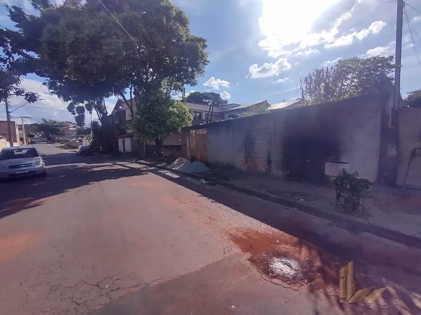 Foto 3 de Terreno / Lote à venda, 361m2 em Contagem - MG