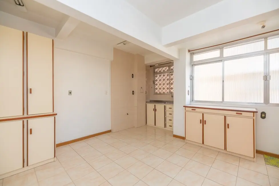 Apartamento com 3 quartos à venda, 121m2 em Centro Histórico, Porto Alegre - RS - imagem 9 Foto 9 de Apartamento com 3 quartos à venda, 121m2 em Centro Histórico, Porto Alegre - RS