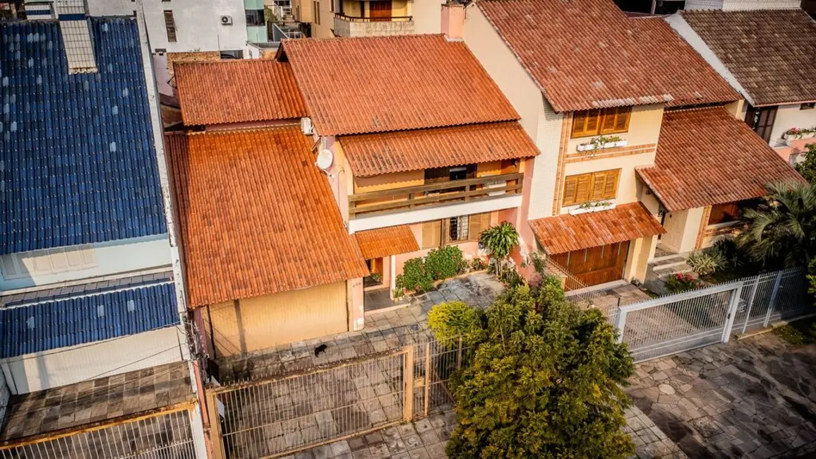 Foto 2 de Casa com 3 quartos à venda, 247m2 em Porto Alegre - RS