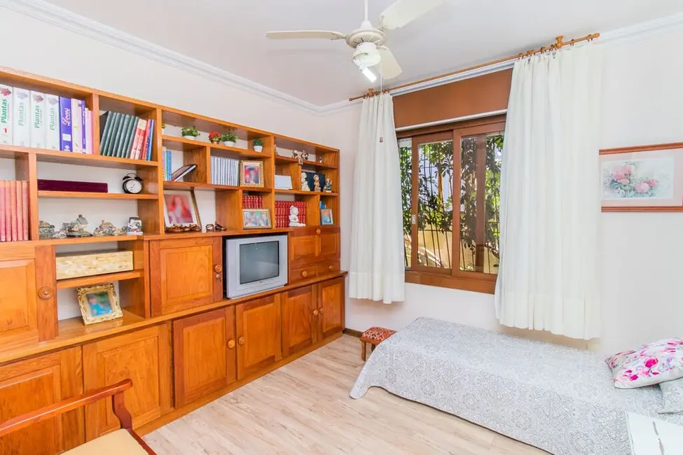 Casa com 3 quartos à venda, 338m2 em Jardim Sabará, Porto Alegre - RS - imagem 8 Foto 8 de Casa com 3 quartos à venda, 338m2 em Jardim Sabará, Porto Alegre - RS