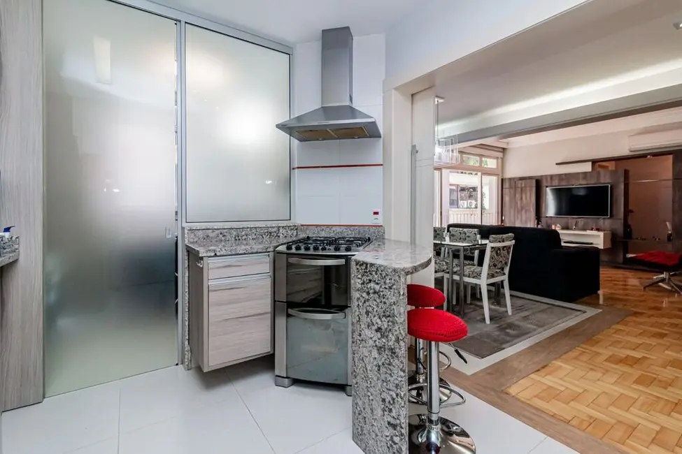 Apartamento com 3 quartos à venda, 110m2 em Moinhos de Vento, Porto Alegre - RS - imagem 8 Foto 8 de Apartamento com 3 quartos à venda, 110m2 em Moinhos de Vento, Porto Alegre - RS