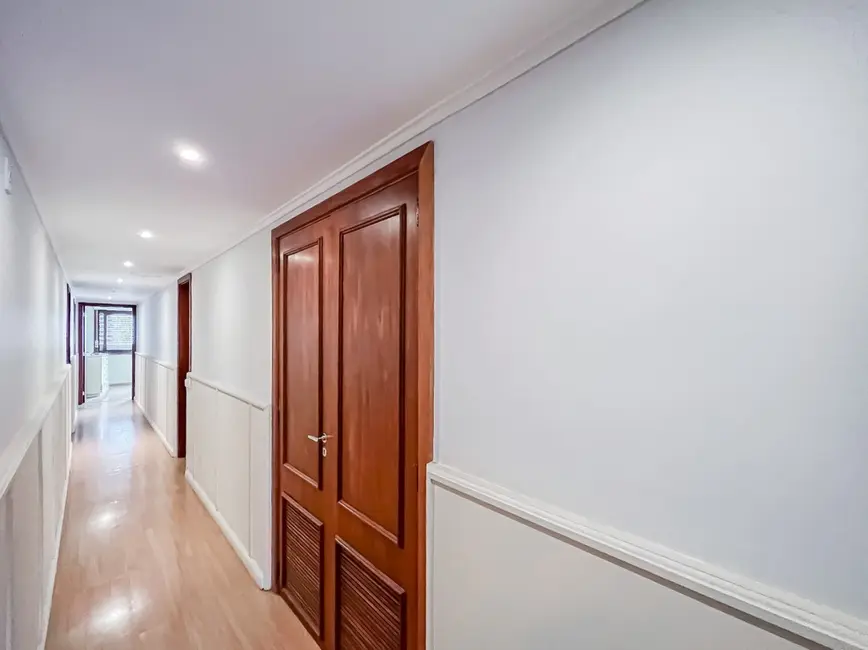 Apartamento com 3 quartos à venda, 182m2 em Moinhos de Vento, Porto Alegre - RS - imagem 8 Foto 8 de Apartamento com 3 quartos à venda, 182m2 em Moinhos de Vento, Porto Alegre - RS