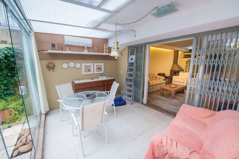Casa com 4 quartos à venda, 272m2 em Rio Branco, Porto Alegre - RS - imagem 9 Foto 9 de Casa com 4 quartos à venda, 272m2 em Rio Branco, Porto Alegre - RS