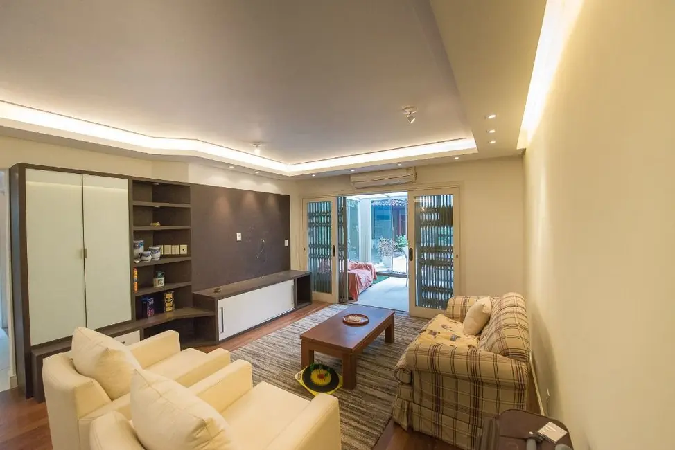 Casa com 4 quartos à venda, 272m2 em Rio Branco, Porto Alegre - RS - imagem 4 Foto 4 de Casa com 4 quartos à venda, 272m2 em Rio Branco, Porto Alegre - RS