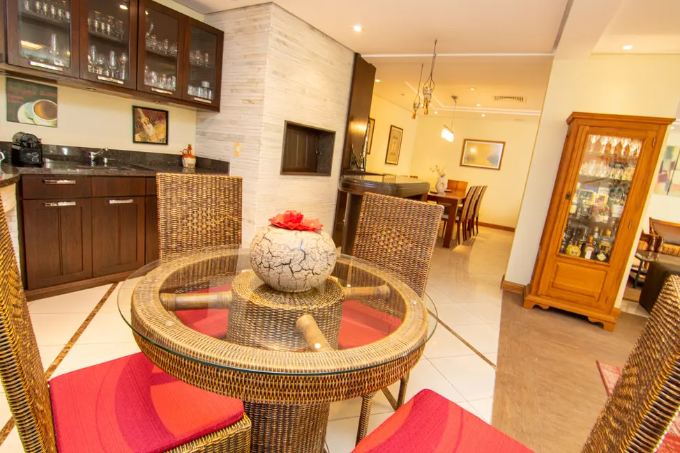 Casa com 4 quartos à venda, 438m2 em Três Figueiras, Porto Alegre - RS - imagem 8 Foto 8 de Casa com 4 quartos à venda, 438m2 em Três Figueiras, Porto Alegre - RS