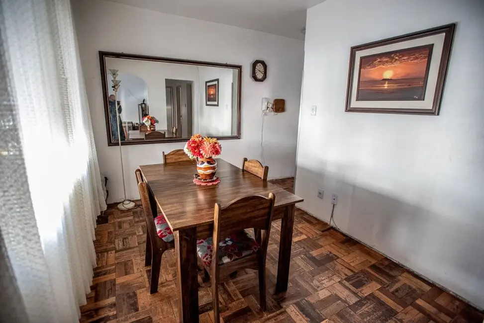Apartamento com 2 quartos à venda, 58m2 em Passo da Areia, Porto Alegre - RS - imagem 3 Foto 3 de Apartamento com 2 quartos à venda, 58m2 em Passo da Areia, Porto Alegre - RS