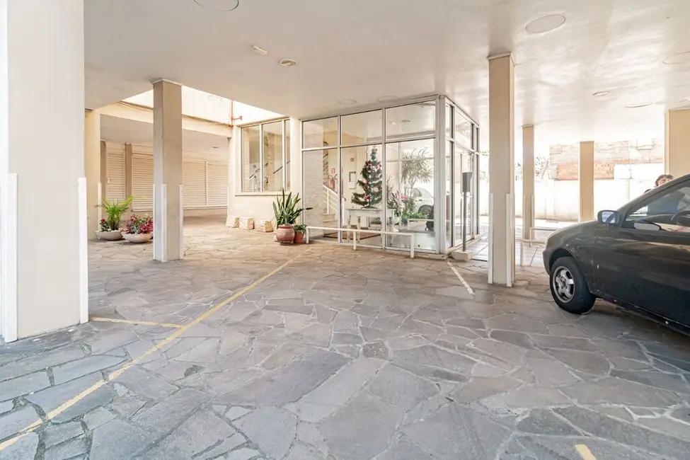 Apartamento com 2 quartos à venda, 72m2 em Medianeira, Porto Alegre - RS - imagem 2 Foto 2 de Apartamento com 2 quartos à venda, 72m2 em Medianeira, Porto Alegre - RS