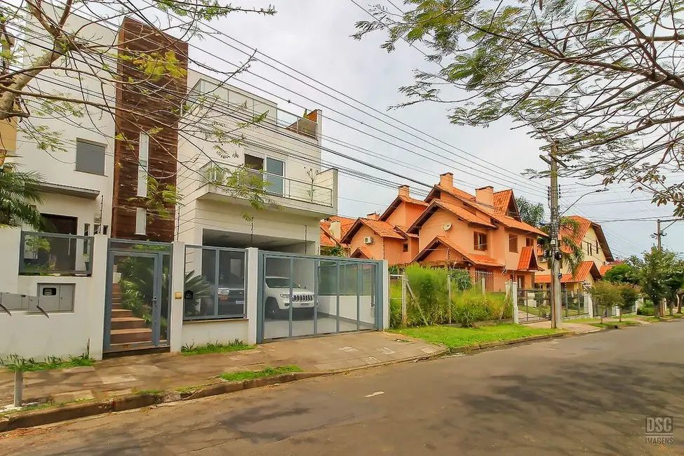 Foto 2 de Casa com 3 quartos à venda, 290m2 em Guarujá, Porto Alegre - RS