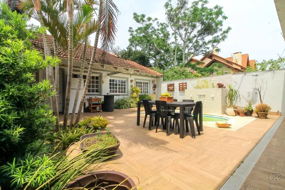 Foto 3 de Casa com 3 quartos à venda, 290m2 em Guarujá, Porto Alegre - RS