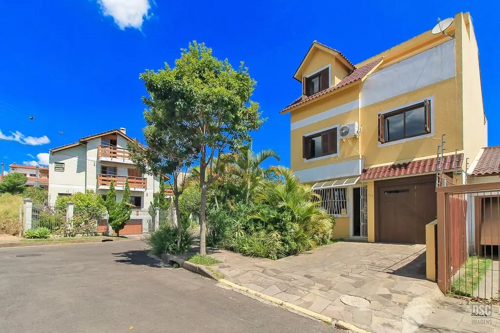 Foto 1 de Casa com 3 quartos à venda, 150m2 em Guarujá, Porto Alegre - RS