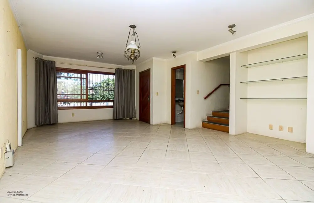 Casa com 3 quartos à venda, 220m2 em Ipanema, Porto Alegre - RS - imagem 2 Foto 2 de Casa com 3 quartos à venda, 220m2 em Ipanema, Porto Alegre - RS