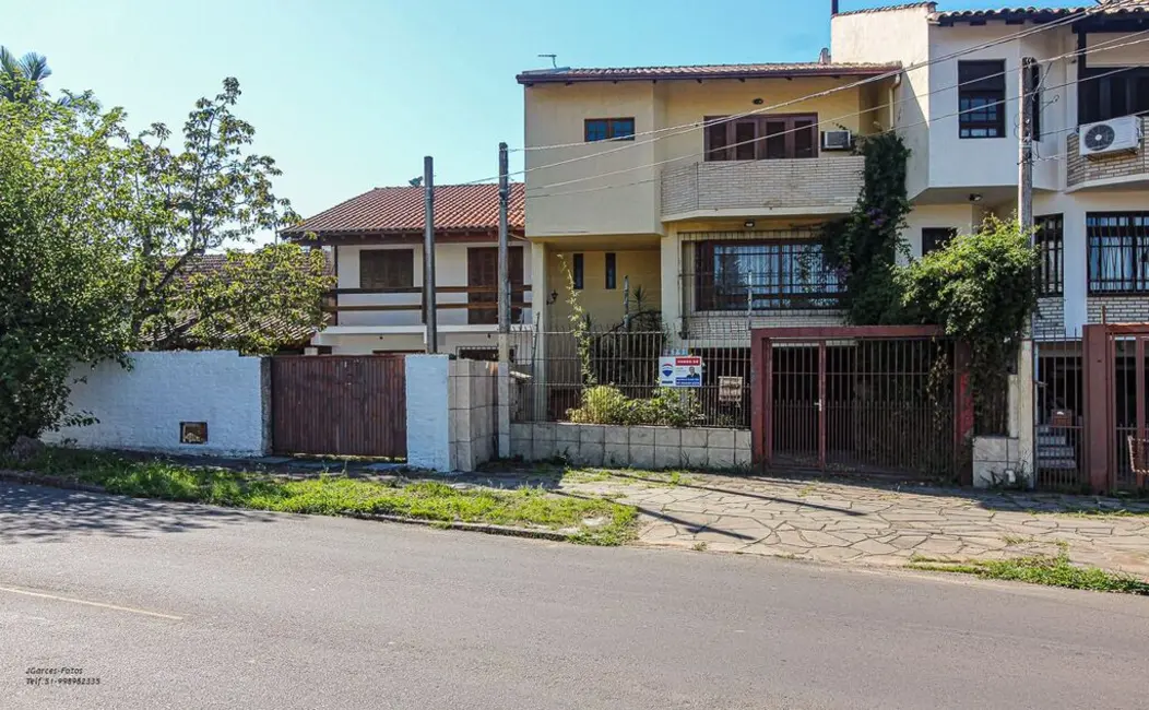 Casa com 3 quartos à venda, 220m2 em Ipanema, Porto Alegre - RS - imagem 1 Foto 1 de Casa com 3 quartos à venda, 220m2 em Ipanema, Porto Alegre - RS