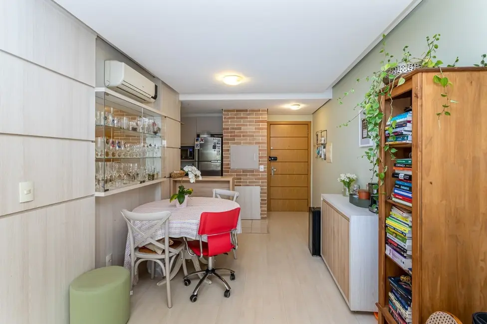 Foto 3 de Apartamento com 2 quartos à venda, 67m2 em Passo da Areia, Porto Alegre - RS