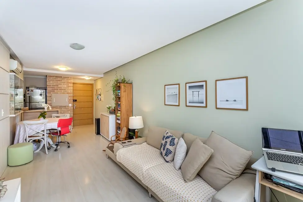 Foto 5 de Apartamento com 2 quartos à venda, 67m2 em Passo da Areia, Porto Alegre - RS