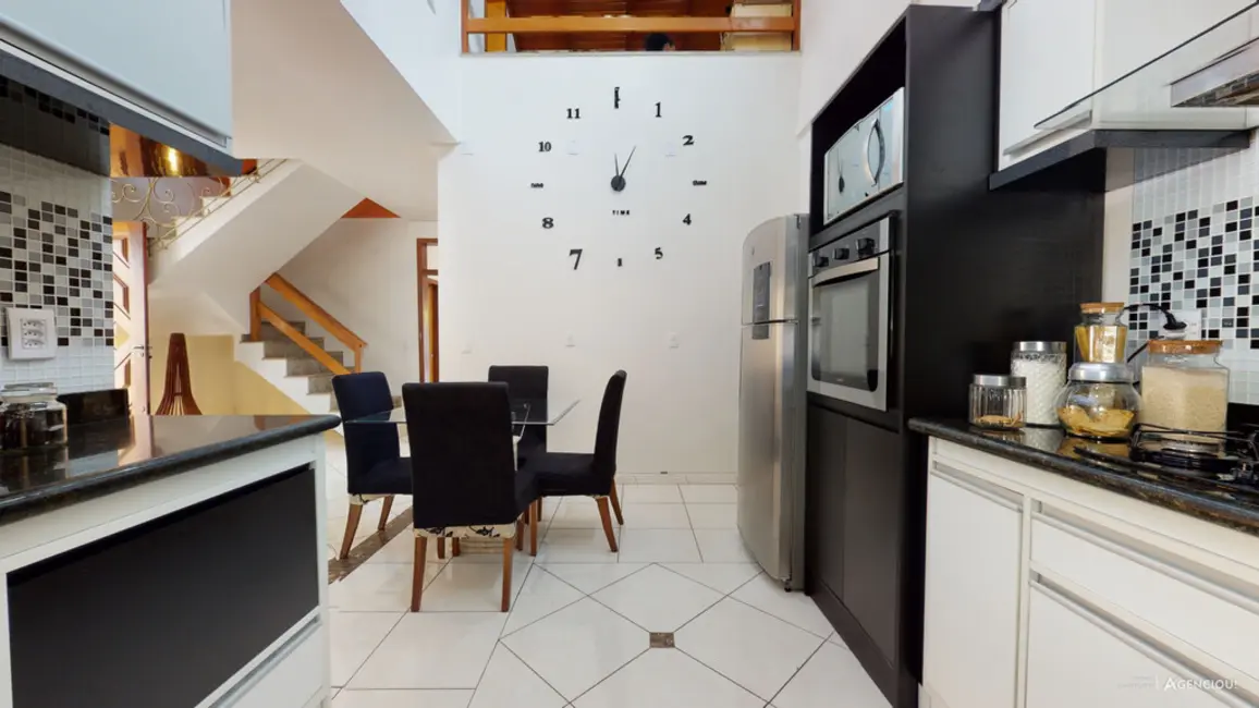 Casa com 3 quartos à venda, 300m2 em Porto Alegre - RS - imagem 4 Foto 4 de Casa com 3 quartos à venda, 300m2 em Porto Alegre - RS