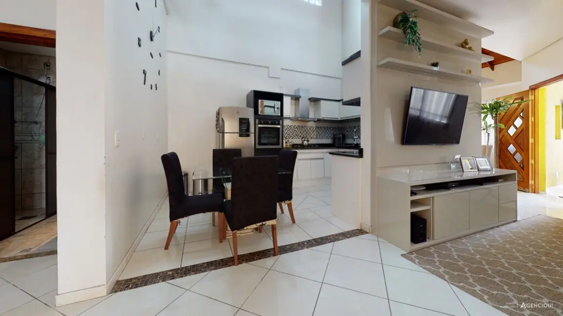 Casa com 3 quartos à venda, 300m2 em Porto Alegre - RS - imagem 3 Foto 3 de Casa com 3 quartos à venda, 300m2 em Porto Alegre - RS