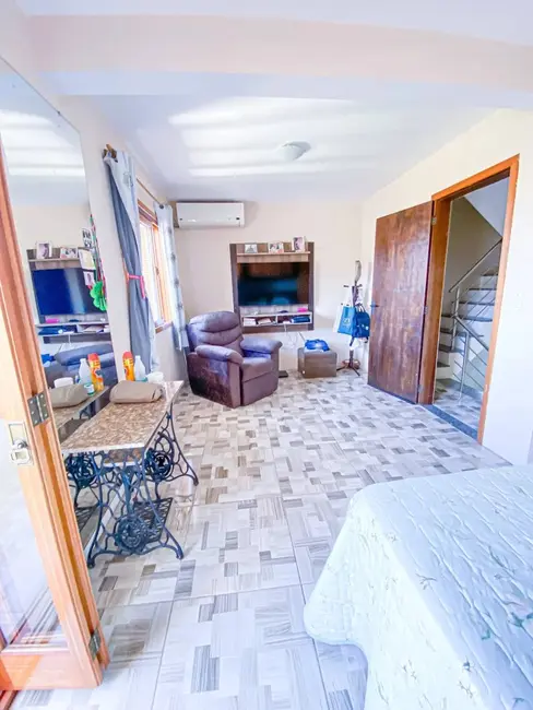 Casa com 3 quartos à venda, 191m2 em Rubem Berta, Porto Alegre - RS - imagem 3 Foto 3 de Casa com 3 quartos à venda, 191m2 em Rubem Berta, Porto Alegre - RS