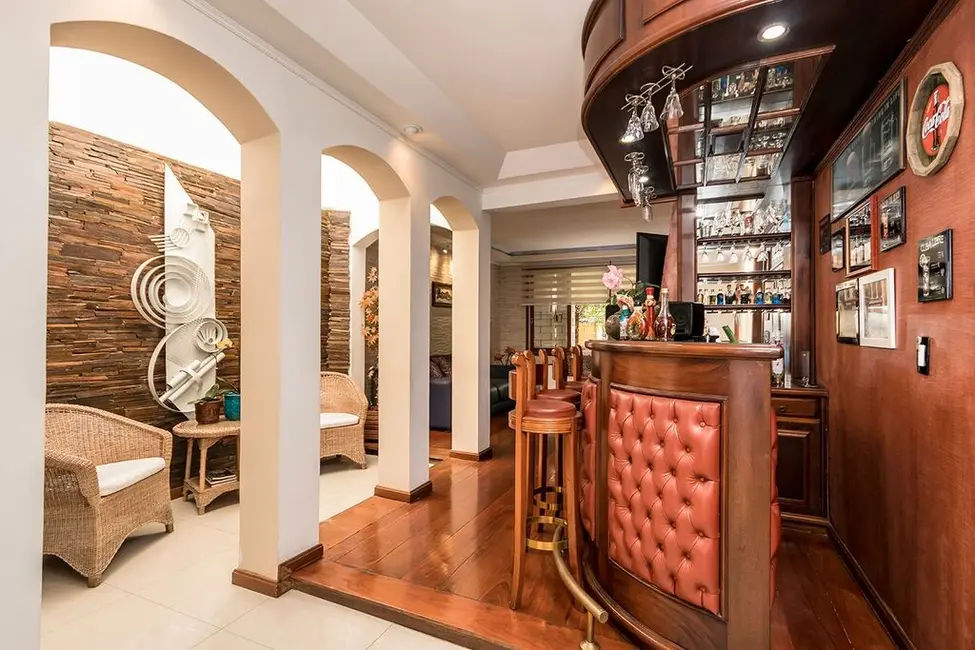 Casa com 5 quartos à venda, 381m2 em Jardim Lindóia, Porto Alegre - RS - imagem 3 Foto 3 de Casa com 5 quartos à venda, 381m2 em Jardim Lindóia, Porto Alegre - RS