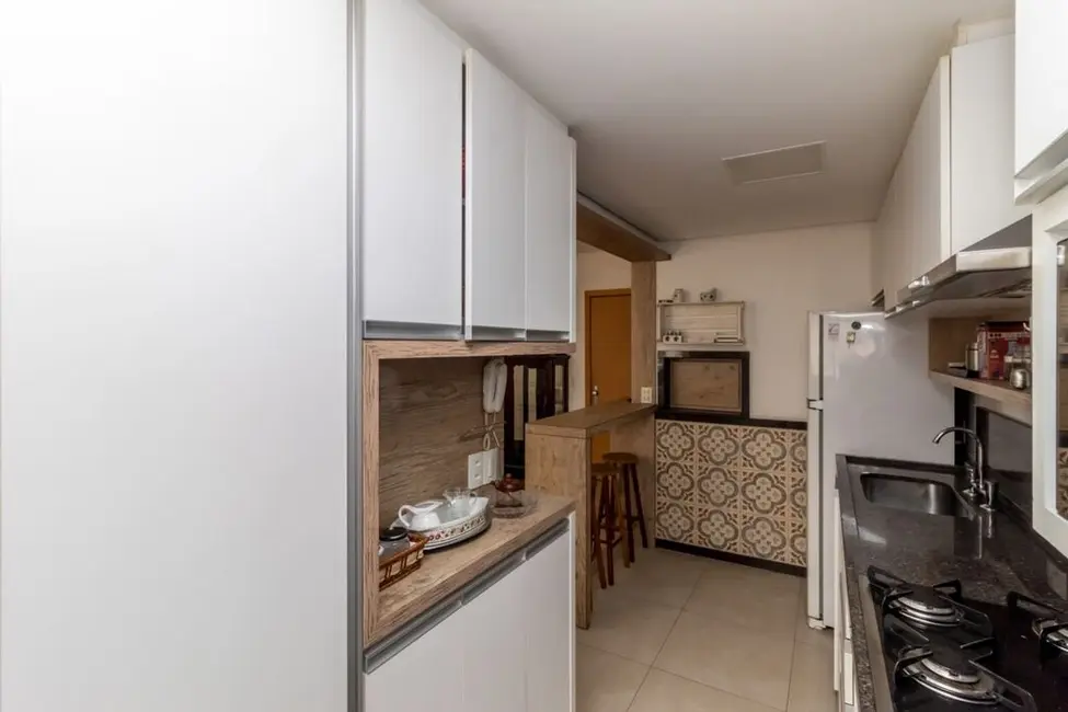Apartamento com 3 quartos à venda, 76m2 em Passo da Areia, Porto Alegre - RS - imagem 6 Foto 6 de Apartamento com 3 quartos à venda, 76m2 em Passo da Areia, Porto Alegre - RS
