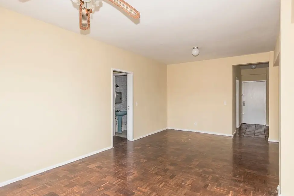 Apartamento com 3 quartos à venda, 104m2 em Centro Histórico, Porto Alegre - RS - imagem 6 Foto 6 de Apartamento com 3 quartos à venda, 104m2 em Centro Histórico, Porto Alegre - RS