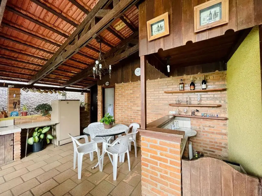 Casa com 5 quartos à venda, 240m2 em Itoupava Central, Blumenau - SC - imagem 8 Foto 8 de Casa com 5 quartos à venda, 240m2 em Itoupava Central, Blumenau - SC