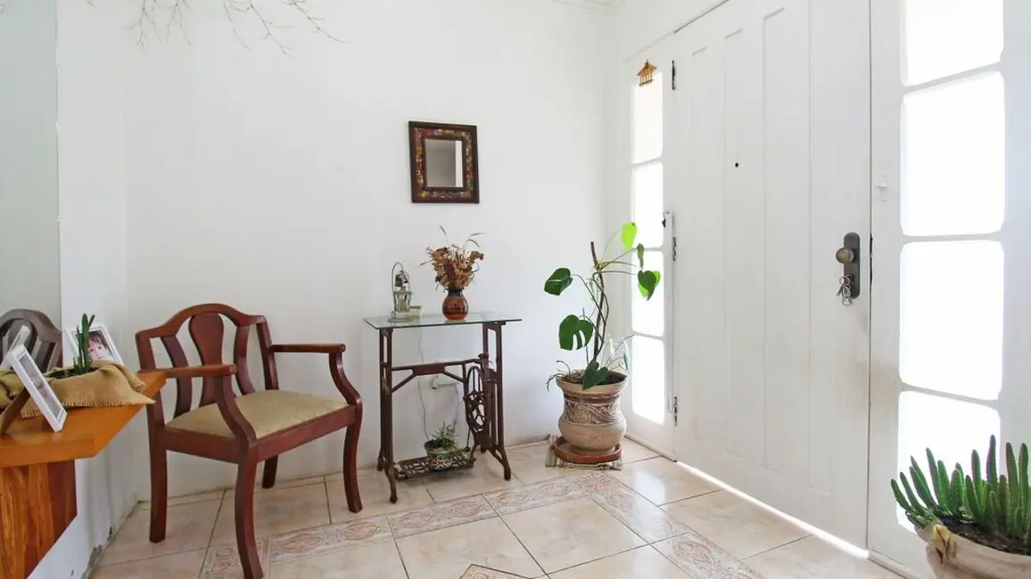 Casa com 4 quartos à venda, 243m2 em Partenon, Porto Alegre - RS - imagem 4 Foto 4 de Casa com 4 quartos à venda, 243m2 em Partenon, Porto Alegre - RS