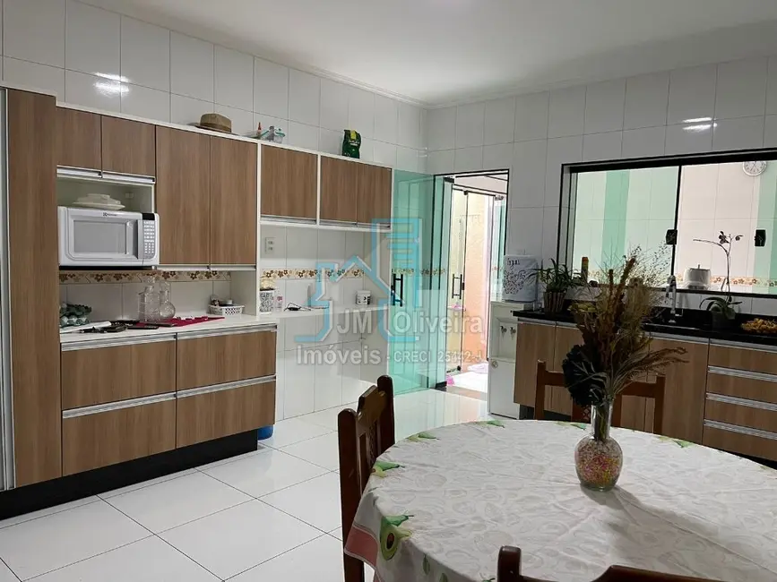 Casa com 3 quartos à venda, 190m2 em Jardim Shangri-lá, Itapetininga - SP - imagem 3 Foto 3 de Casa com 3 quartos à venda, 190m2 em Jardim Shangri-lá, Itapetininga - SP