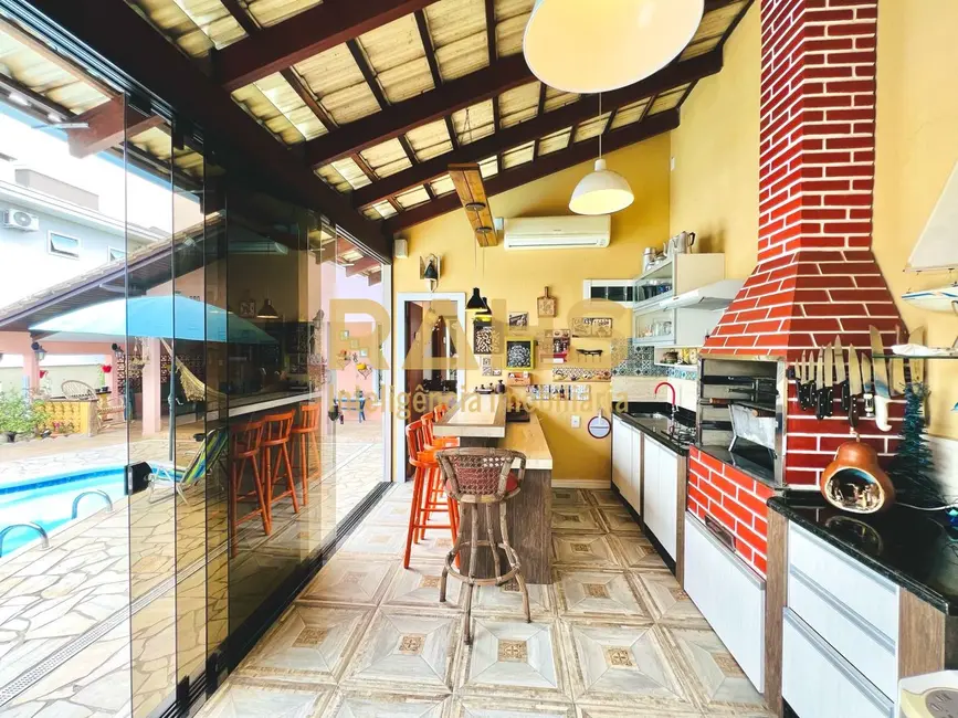 Foto 3 de Casa com 3 quartos à venda, 267m2 em Boa Vista, Joinville - SC