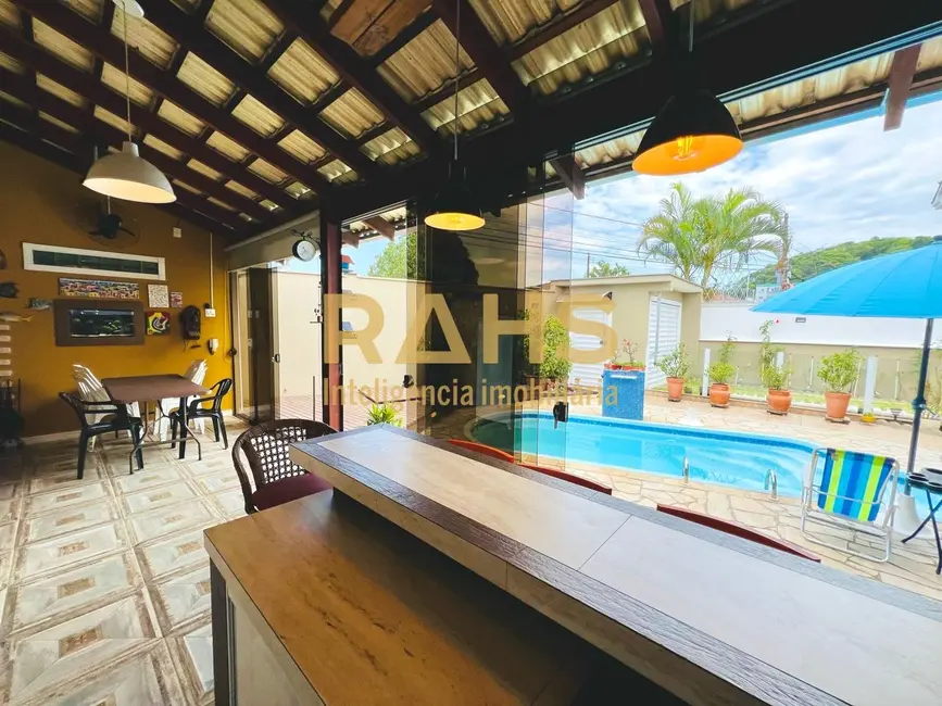 Foto 2 de Casa com 3 quartos à venda, 267m2 em Boa Vista, Joinville - SC