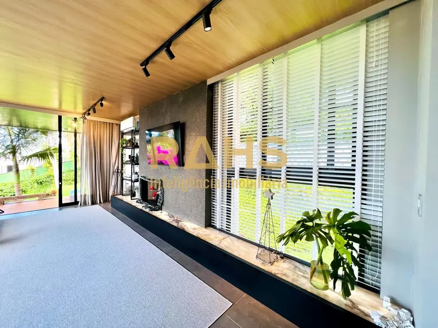 Casa com 3 quartos à venda, 294m2 em América, Joinville - SC - imagem 6 Foto 6 de Casa com 3 quartos à venda, 294m2 em América, Joinville - SC