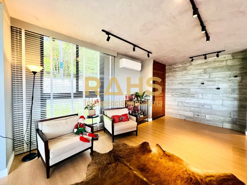 Casa com 3 quartos à venda, 294m2 em América, Joinville - SC - imagem 4 Foto 4 de Casa com 3 quartos à venda, 294m2 em América, Joinville - SC