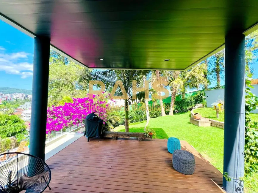 Casa com 3 quartos à venda, 294m2 em América, Joinville - SC - imagem 8 Foto 8 de Casa com 3 quartos à venda, 294m2 em América, Joinville - SC